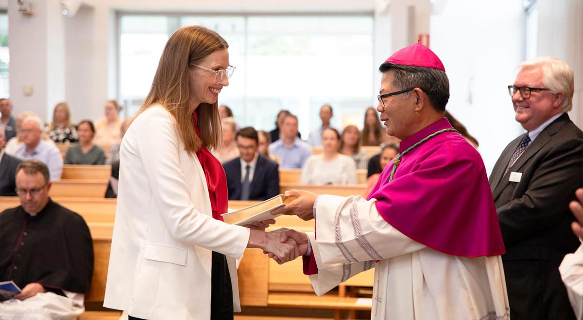 Elizabeth Scully being commissioned by Vincent Long